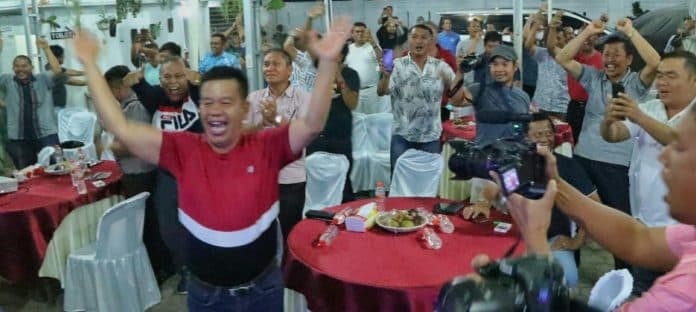 jeka_saragih_menang_ko_bupati_simalungun_luapkan_kegembiraan