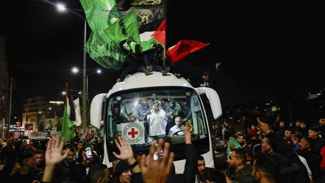 jelang_akhir_gencatan_senjata_hamas_bebaskan_16_sandera_dari_gaza