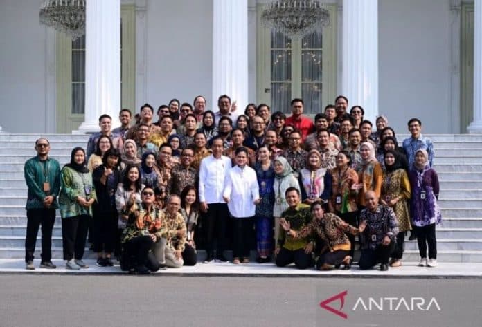 jelang_akhir_masa_jabatan_jokowi_ajak_pegawai_dan_wartawan_foto_bersama
