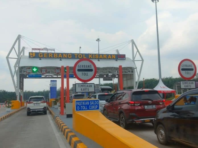 jelang_akhir_tahun_arus_kendaraan_di_pintu_tol_kisaran_terpantau_ramai