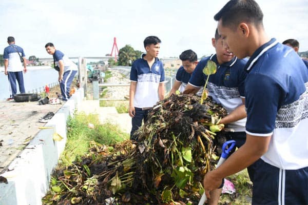 jelang_awc_2023_polres_samosir_bersihkan_eceng_gondok_di_danau_toba