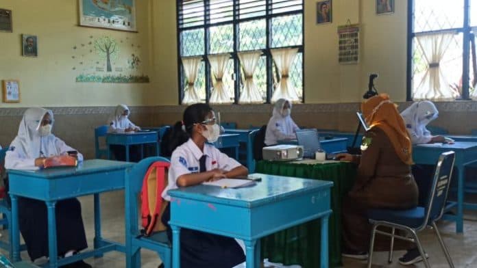 jelang_belajar_tatap_muka_smp_negeri_1_medan_siagakan_tim_satgas_covid_19