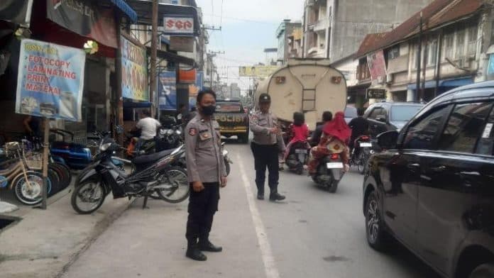 jelang_berbuka_puasa_personel_polsek_perdagangan_bersiaga_di_pasar_tumpah