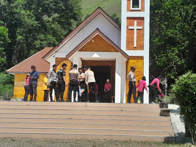 jelang_hari_bhayangkara_ke_78_tahun_polres_samosir_bersihkan_gereja_dan_masjid