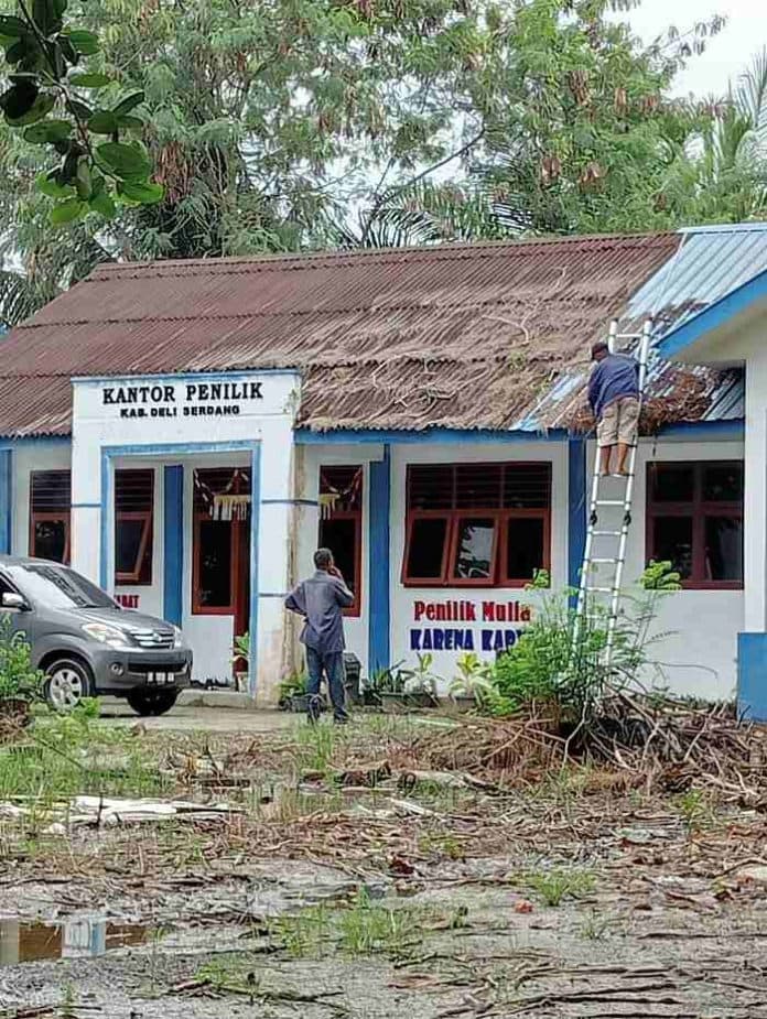 jelang_hari_guru_sampah_di_atap_kantor_penilik_disdik_deli_serdang_dibersihkan