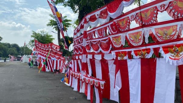 jelang_hari_kemerdekaan_penjual_bendera_di_medan_mulai_bermunculan