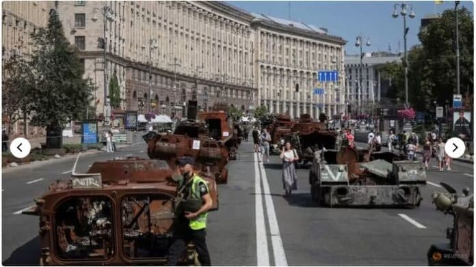 jelang_hari_kemerdekaan_ukraina_membariskan_tank_rusia_yang_hancur_di_pusat_kyiv