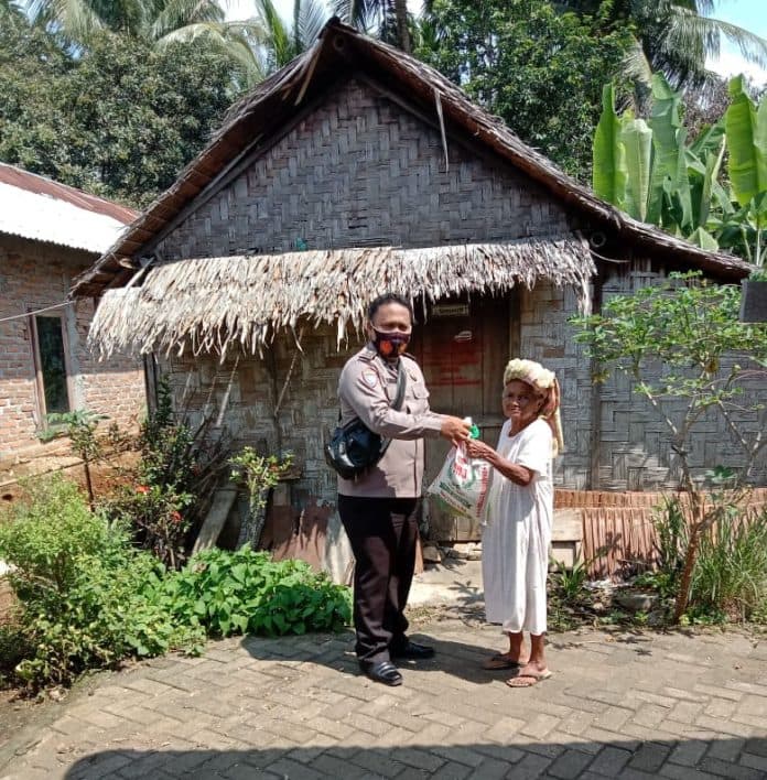 jelang_hut_bhayangkara_ke_75_polsek_biru_biru_bagi_sembako_ke_lansia
