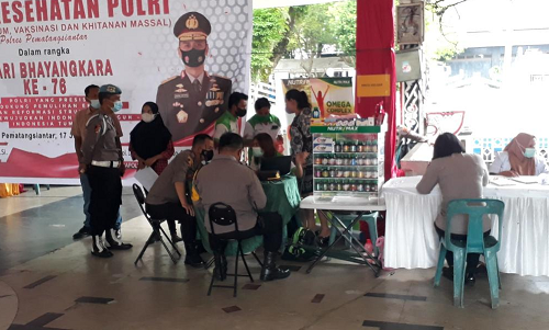 jelang_hut_bhayangkara_ke_76_polres_siantar_gelar_vaksinasi_dan_khitanan_massal