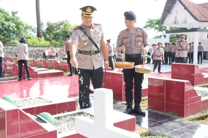 jelang_hut_bhayangkara_ke_77_kapolres_taput_dan_kapolres_humbahas_menghormati_jasa_pahlawan