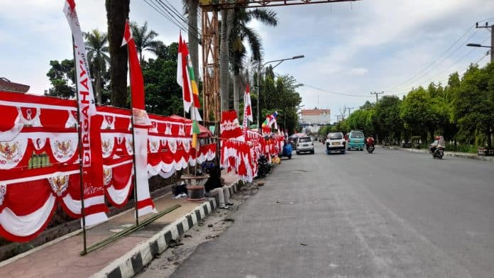 jelang_hut_ke_77_ri_penjual_bendera_merah_putih_menjamur_di_pematang_siantar