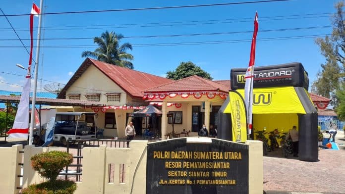 jelang_hut_ri_ke_77_kapolsek_bersama_personel_benahi_kendaraan_dan_hiasi_mako_polsek_siantar_timur