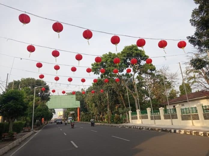 jelang_imlek_ratusan_lampion_mulai_hiasi_jalanan_siantar