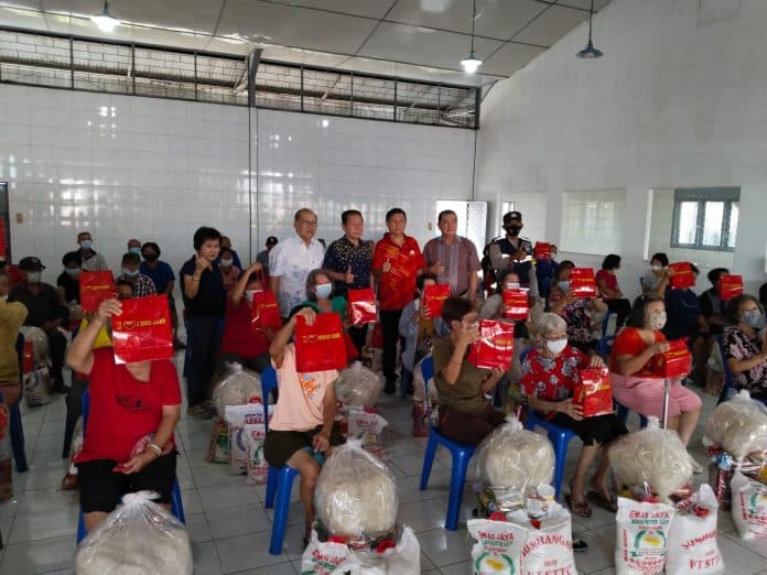 jelang_imlek_ybks_siantar_bersama_pt_sttc_salurkan_200_lebih_paket_sembako_ke_warga_kurang_mampu