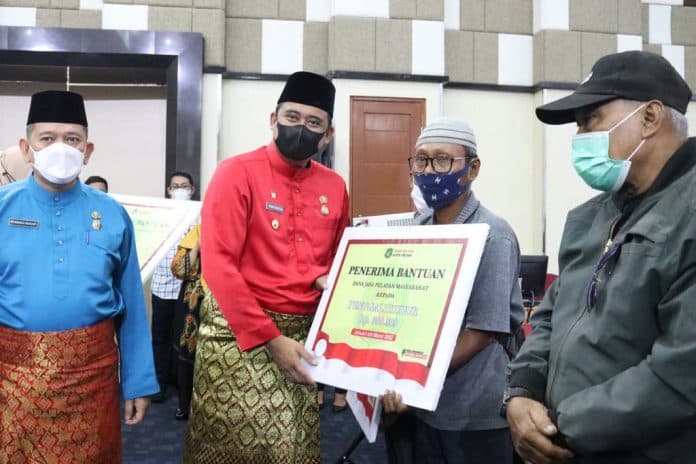 jelang_lebaran_13137_warga_pelayan_masyarakat_dapat_bantuan_dari_pemko_medan
