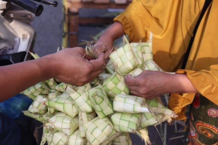 jelang_lebaran_2024_omset_penjualan_ketupat_meningkat_150_persen