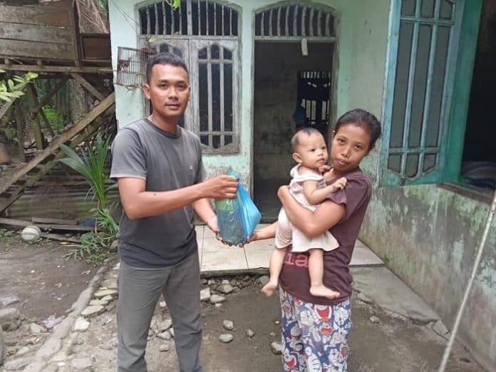 jelang_lebaran_kades_di_pantai_labu_bagikan_bingkisan_kepada_warga