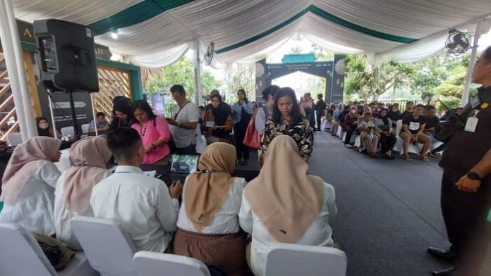 jelang_lebaran_masyarakat_medan_serbu_lokasi_penukaran_pecahan_uang_baru
