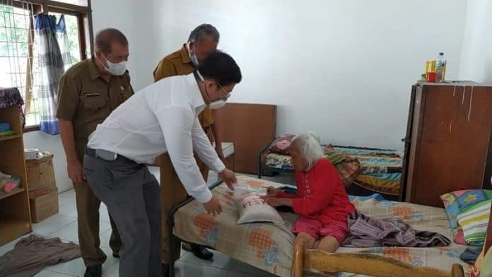 jelang_lebaran_pt_sttc_salurkan_bantuan_beras_ke_panti_asuhan_mesjid_dan_panti_jompo_di_siantar_simalungun