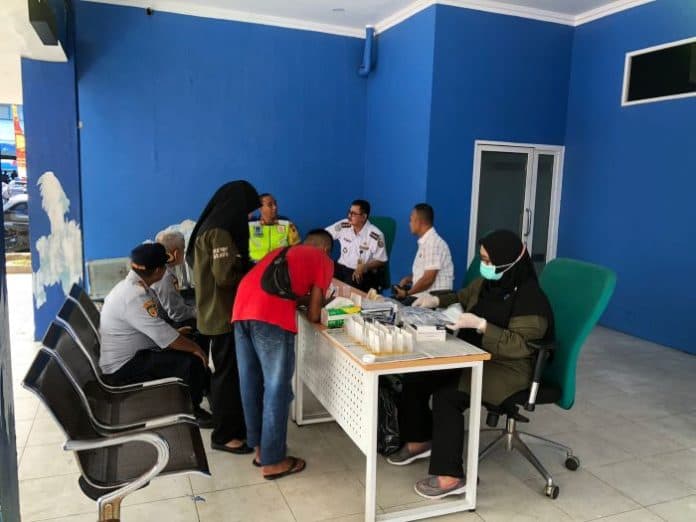 jelang_mudik_lebaran_polres_sibolga_tes_urine_sejumlah_sopir