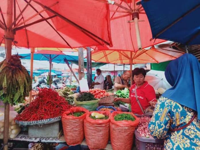 jelang_nataru_harga_cabai_melambung_sedangkan_bawang_turun