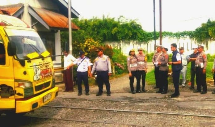 jelang_nataru_jalan_rusak_dan_berlubang_di_tebing_tinggi_disurvey_petugas