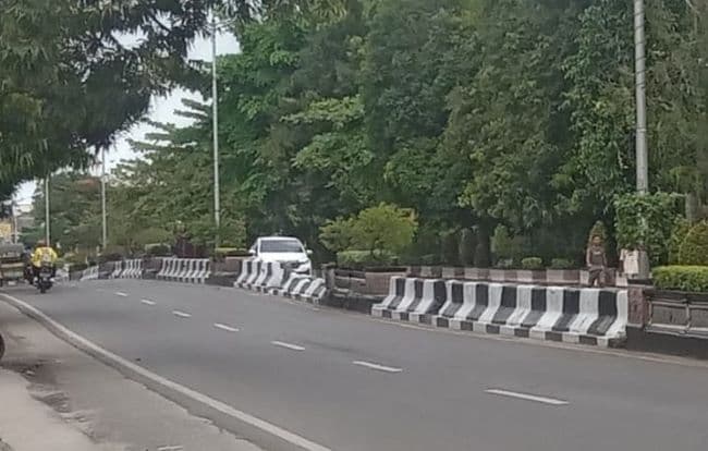 jelang_nataru_median_jalan_provinsi_di_kota_tebing_tinggi_dicat_kembali