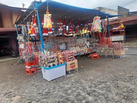 jelang_nataru_pedagang_musiman_bermunculan_di_tanah_jawa