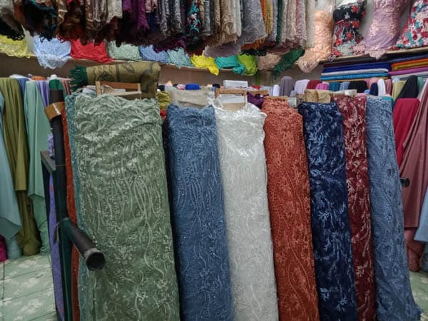 jelang_nataru_penjualan_kain_bakal_baju_dan_songket_meningkat_di_pasar_sentral