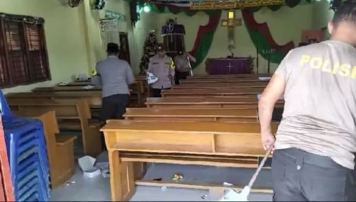 jelang_nataru_personel_polsek_pagar_merbau_bersihkan_gereja