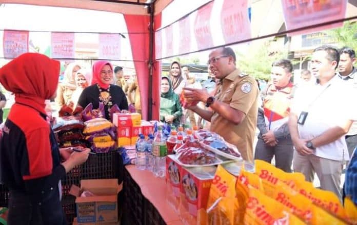 jelang_nataru_pj_bupati_tapteng_pastikan_stok_kebutuhan_pokok_terpenuhi