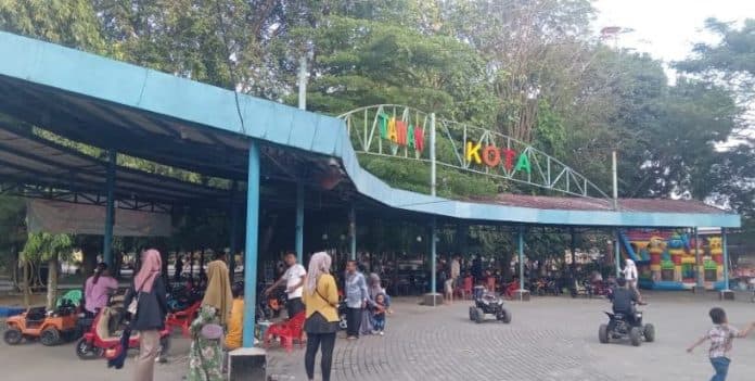 jelang_nataru_taman_kota_tebing_tinggi_masih_sepi