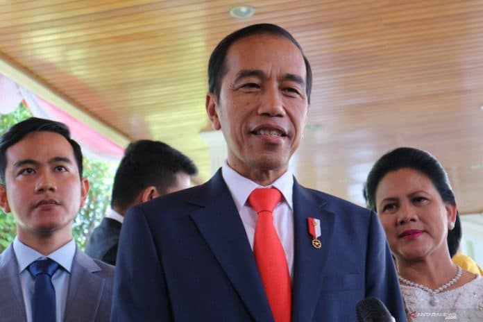 jelang_pelantikan_jokowi_salami_warga_di_depan_istana_merdeka