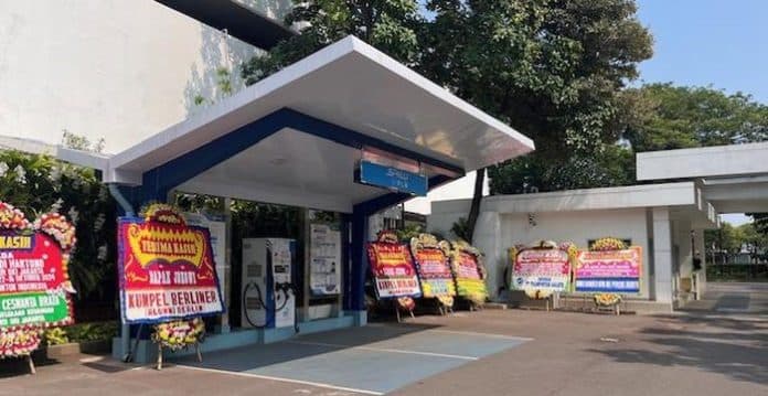 jelang_pelantikan_prabowo_muncul_karangan_bunga_untuk_jokowi