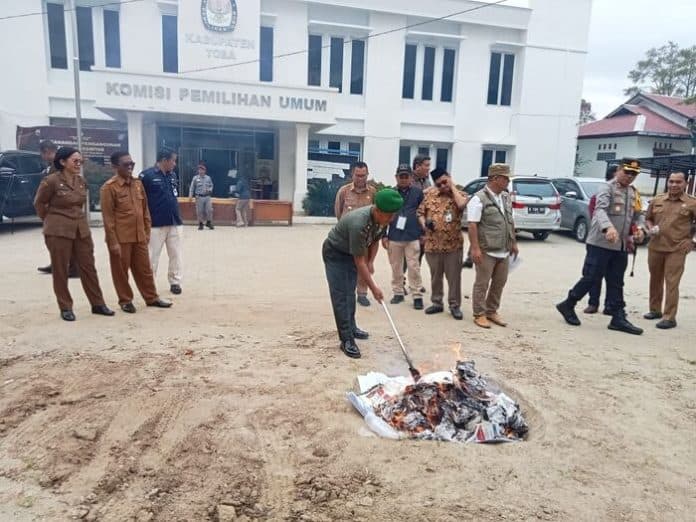 jelang_pencoblosan_kpu_toba_musnahkan_2327_surat_suara_lebih_dan_rusak