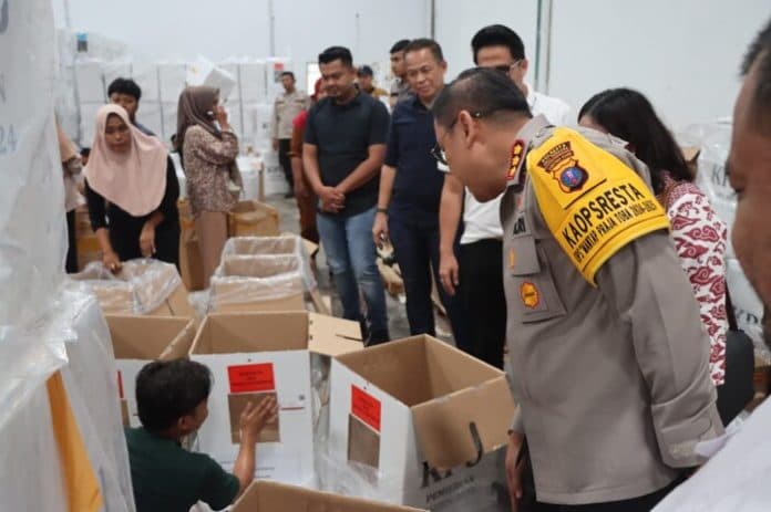 jelang_pencoblosan_pilkada_kapolresta_deli_serdang_periksa_gudang_kpu