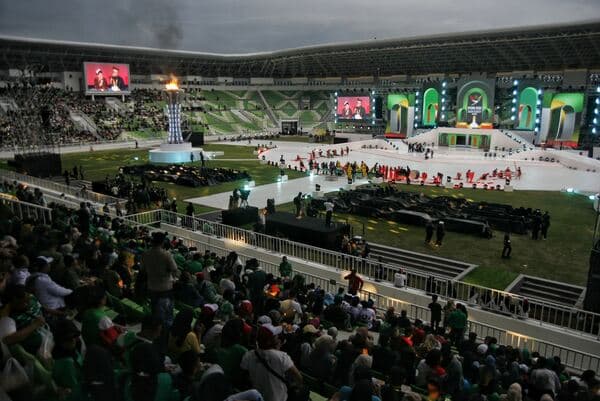 jelang_penutupan_pon_xxi_masyarakat_padati_stadion_utama