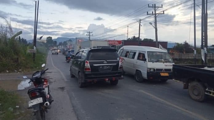 jelang_pergantian_tahun_baru_jalinsum_porsea_balige_mulai_dipadati_kendaraan