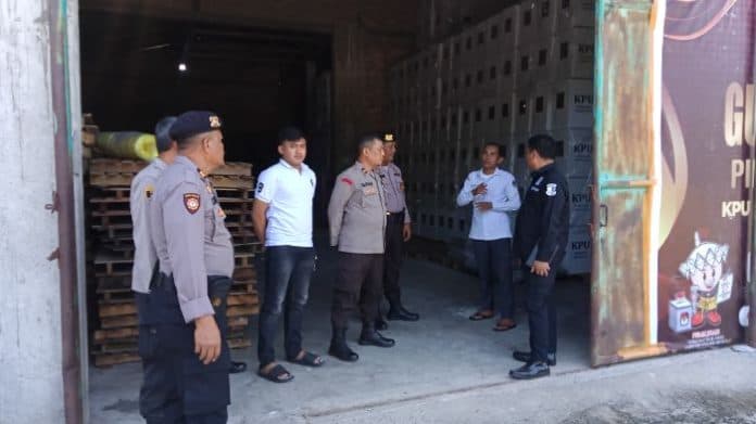 jelang_pilkada_wakapolres_sergai_cek_gudang_logistik_kpu