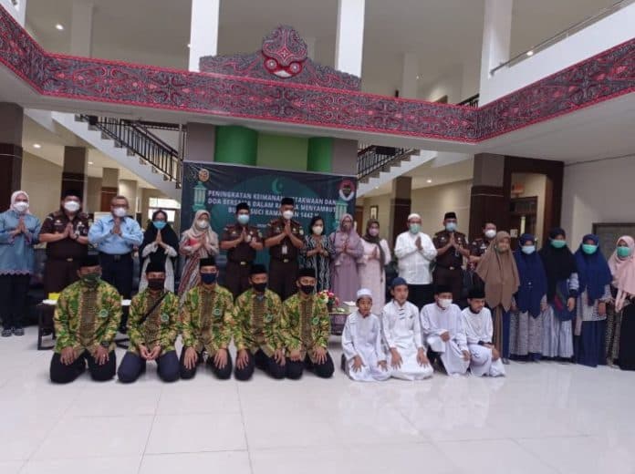 jelang_ramadhan_kejatisu_gelar_doa_bersama_anak_anak_pesantren