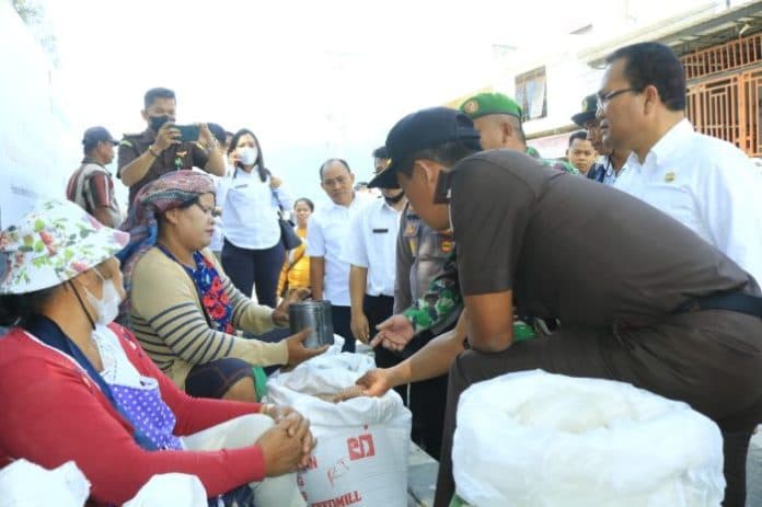 jelang_ramadhan_pemkab_samosir_monitoring_harga_bahan_pokok_di_pasar_onan_baru
