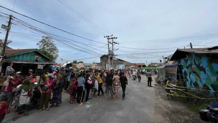 jelang_rekonstruksi_warga_padati_lokasi_pembakaran_rumah_wartawan_di_karo