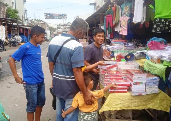 jelang_tahun_ajaran_baru_lapak_perlengkapan_sekolah_di_pasar_sambu_mulai_diserbu