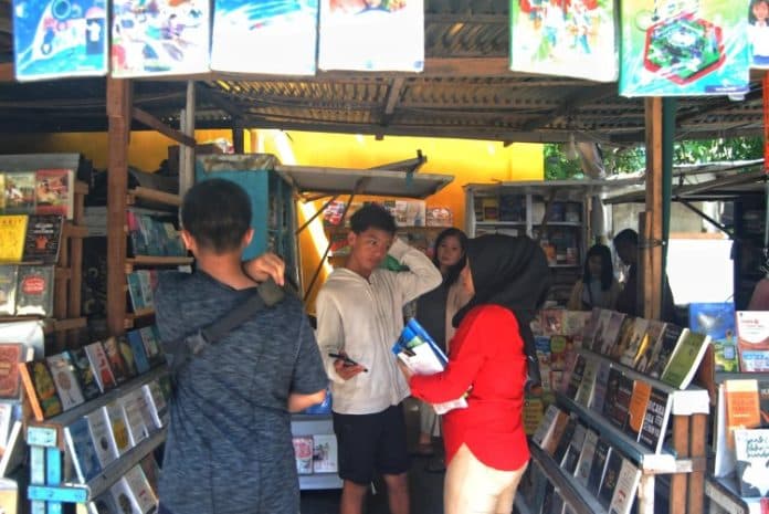 jelang_tahun_ajaran_baru_pedagang_buku_bekas_diburu_pelajar