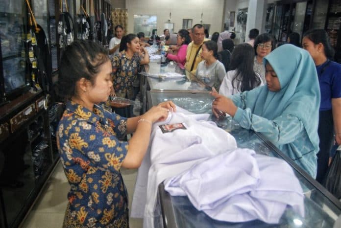 jelang_tahun_ajaran_baru_penjual_baju_sekolah_kebanjiran_pelanggan