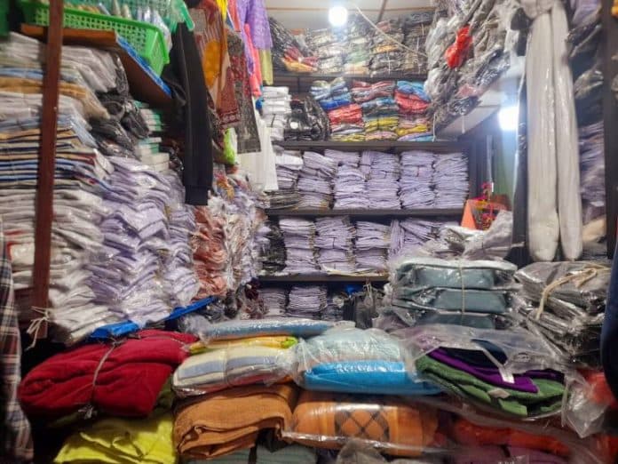 jelang_tahun_ajaran_baru_penjual_seragam_sekolah_panen_cuan