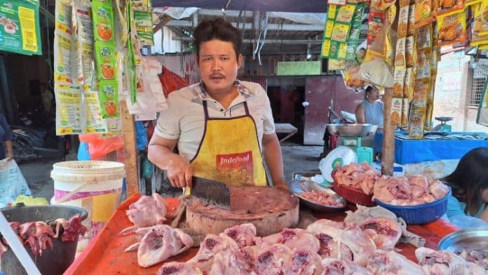 jelang_tahun_baru_harga_daging_ayam_di_pasar_kampung_lalang_kembali_naik