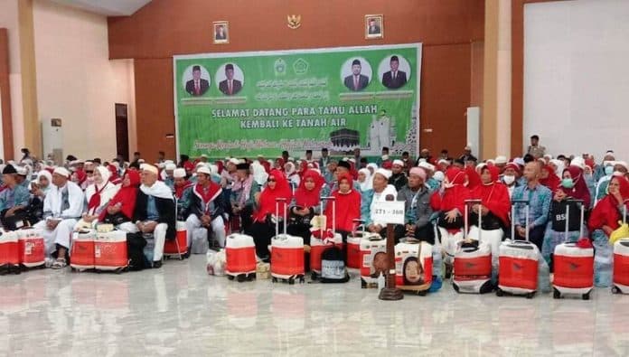 jemaah_haji_kloter_7_asal_medan_dan_siantar_tiba_di_tanah_air
