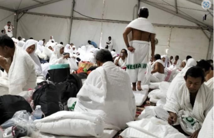 jemaah_indonesia_keluhkan_tenda_haji_yang_sempit_di_arafah