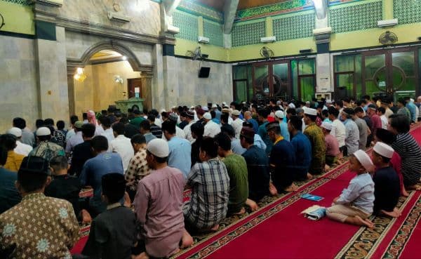 jemaah_muhammadiyah_di_medan_laksanakan_tarawih_perdana